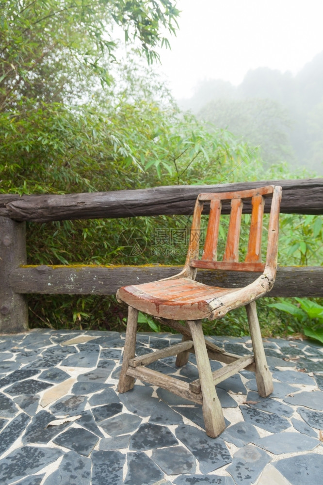 放松阳台上的木椅子用石头制成的鸭子外面露台是一棵潮湿的空气树自然门户14图片