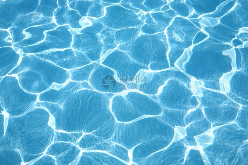 自然海洋清爽游泳池中的蓝色水图片