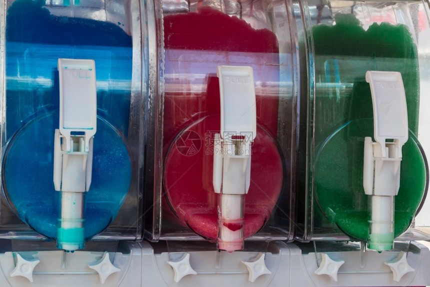 机器丰富多彩的色淡冰饮用料店蓝色的图片