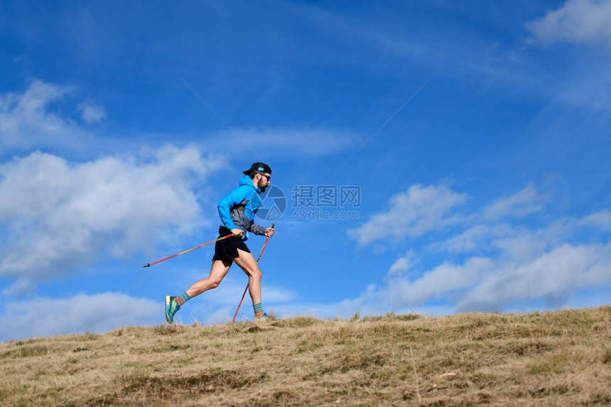 上坡毅力户外坚忍的山峰赛跑一个有攀爬杆的男人图片