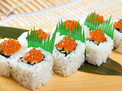 营养丰富日本寿司卷由熏鱼和红玫瑰制成金鱼美味的图片