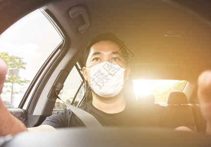 戴面罩的人在开车向前看里面旅行司机图片