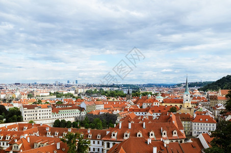 布拉格的无风观与布拉格的无风观之光天际线城市的晴图片