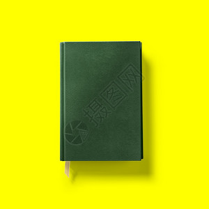 背回到学校的概念硬封面暗绿书前线紧隔离在黄色上简单的收藏绿色图片