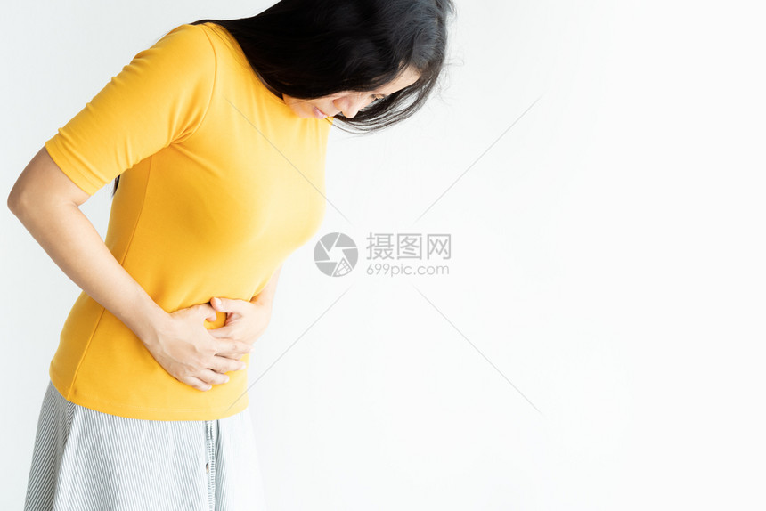 腹部疼痛的青年女性图片