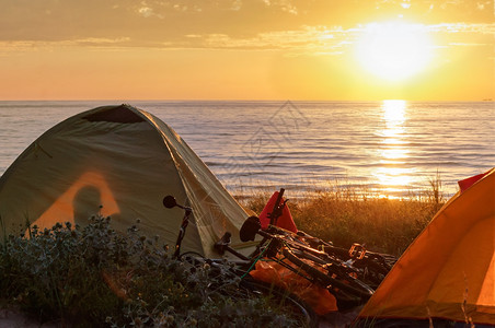 帐篷沙滩夕阳下沙滩上的旅游帐篷背景