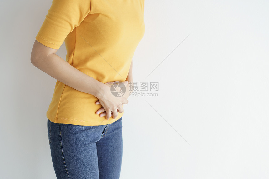 腹部疼痛的青年女性特写图片