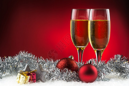 喝假期庆典两杯雪上香槟准备用于圣诞节庆祝活动红底的酒图片