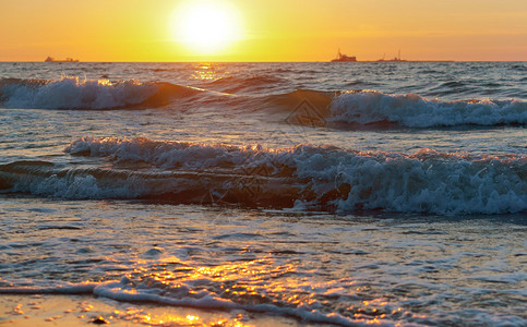 阳光波罗的海日落美丽出和海浪美丽的日出和海浪波罗的日落宁静晚上图片