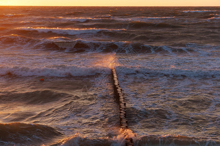 加里宁格勒红色的海景波罗日落美丽出和海浪美丽的日出和海浪波罗的日落图片