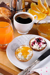 玻璃面包早餐里有瑞诺塔橙和樱桃果酱凝乳水图片