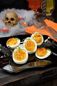 喜庆的食物颅骨万圣节在南瓜里吃鸡蛋的开胃菜图片
