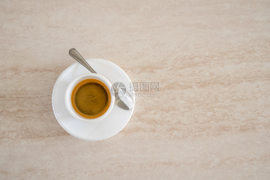 浓咖啡黑色的食物带有金属勺子背面和复制空间的白色咖啡杯顶端视图图片