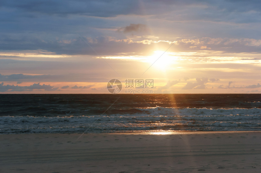 波罗的海日落美丽出和海浪美丽的日出和海浪黎明洋景观图片