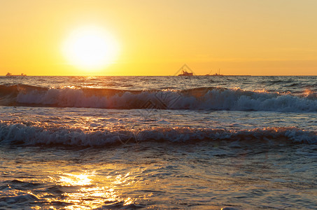 波罗的海日落美丽出和海浪美丽的日出和海浪黄昏阳光季节图片