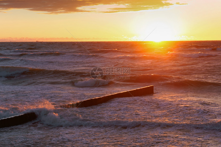 宁静橙波罗的海日落美丽出和海浪美丽的日出和海浪地平线图片