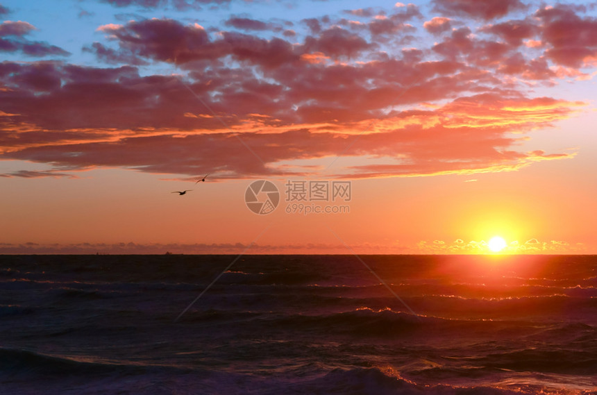 波罗的海日落美丽出和海浪美丽的日出和海浪红色的岸洋图片