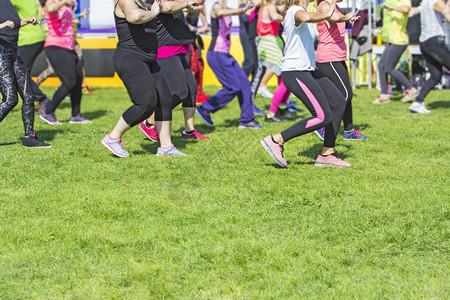 训练一群在市公园跳舞的年轻女子健身运动队青年服竞技图片