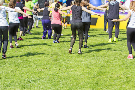 运动服一群在市公园跳舞的年轻女子健身运动队青年绿色竞技图片