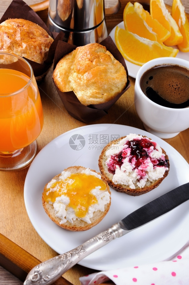 水果面包早餐里有瑞诺塔橙和樱桃果酱一顿饭午餐图片