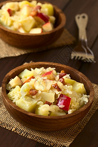 秋天土豆酸菜和苹果沙拉配有煎培根的炸在木碗中供应用自然光聚焦摄影第一份沙拉中间的焦点重熏肉背景图片