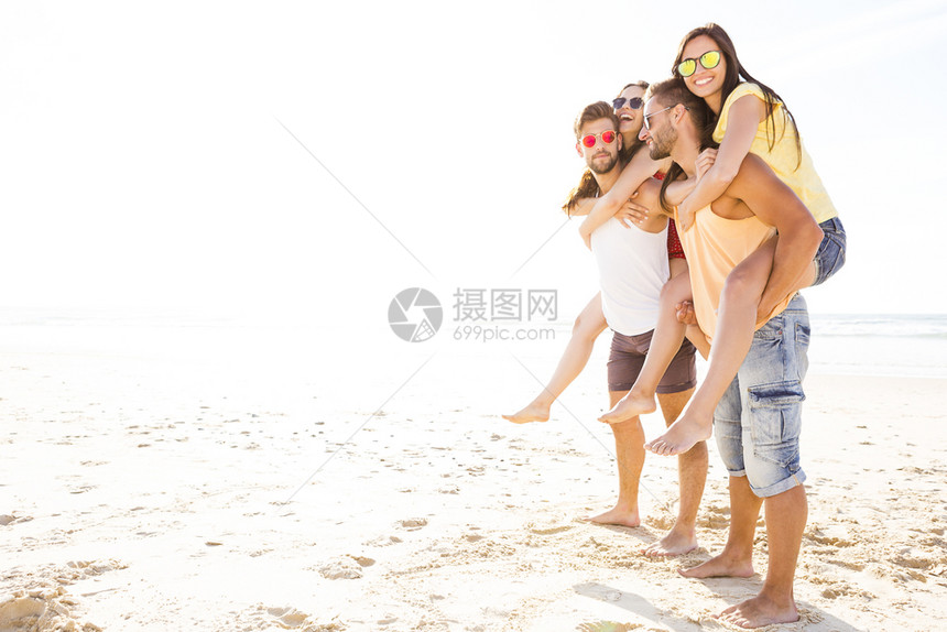 年轻的携带假期一群朋友在海滩玩得开心图片