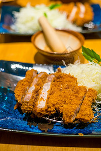 全套日本炸鸡肉切菜配有碎纸卷心菜的最佳送达晚餐图片