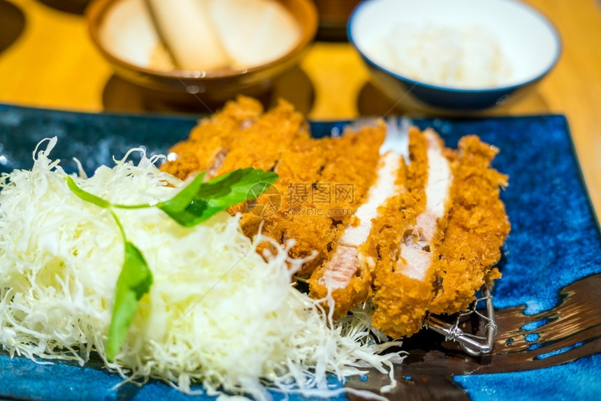 全套日本炸鸡肉切菜配有碎纸卷心菜的传统用餐满图片
