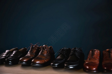 男士鞋履时尚各种Malersquos鞋在House正式皮鞋的货架上包括WingtipLoafer和Oxford展示奢华城市的背景图片
