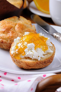 早餐时加干酪煎橙果酱面包起司托盘调味料图片