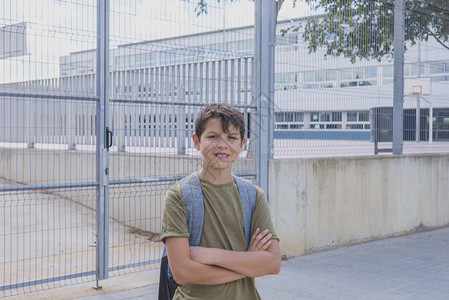 知识带着他的背包好孩子站在学校门口着小生基本的图片