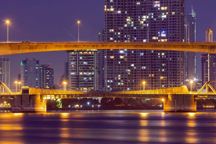 建筑学景观夜深时城市大楼有灯光照耀着这里的建筑天线图片