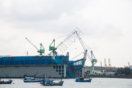 贮存运输乌拉圭起重机港将海运的货物提上船图片