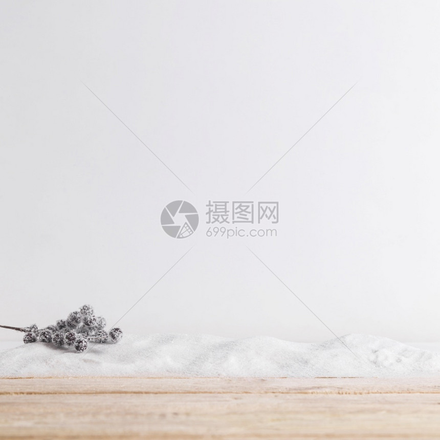 美丽的安全雪堆上植物树枝附近的木板分辨率和高质量美丽照片雪堆上植物树枝附近的木板高质量和分辨率美丽照片概念自然图片