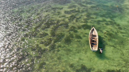 腼腆海洋最佳浅水上极美木船的空中景象图片
