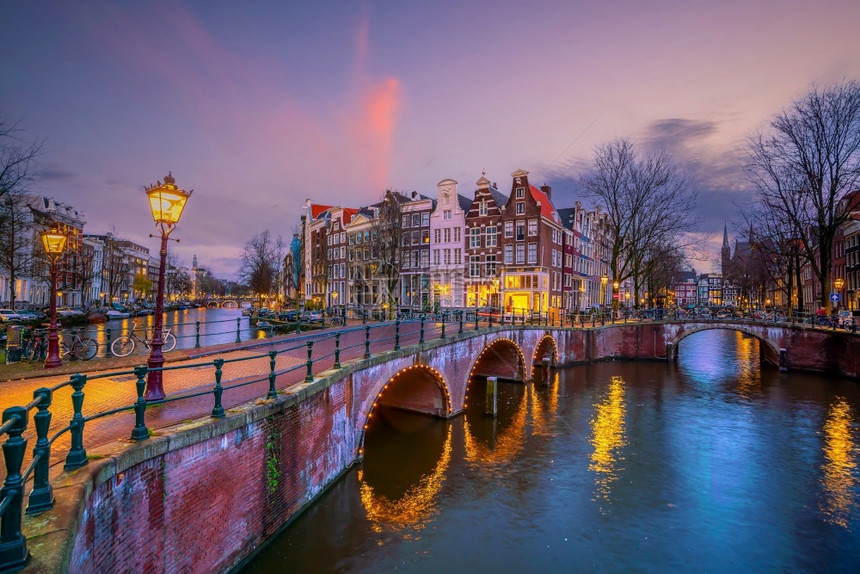 阿姆斯特丹市下城天线日落时荷兰的城市风景旅游行客图片