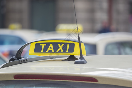 黄色出租车在城市的上签名司机运动商业图片
