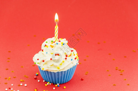 绿色生日蛋糕和蜡烛饮食冰镇图片