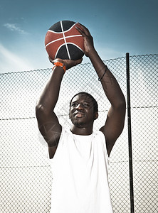 一名美国男子在户外打篮球的肖像脸美国黑人锻炼图片