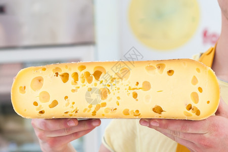 销售商提供出的阿尔卑斯山奶酪美食手给予图片