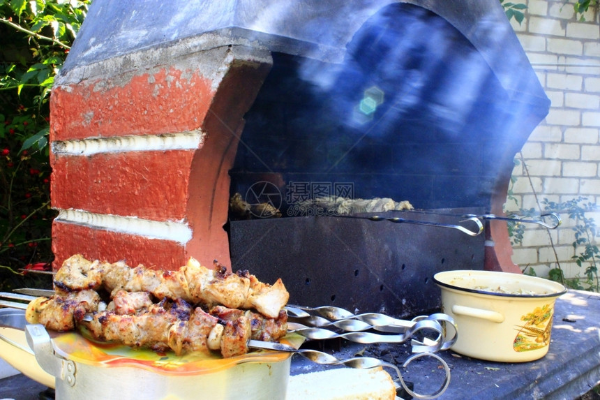 食物烧烤烹饪餐盘上煮着开胃的沙撒利克菜板盘上烤着图片