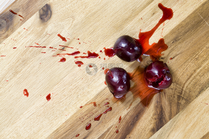 红成熟樱桃莓汁在木质表面红色成熟樱桃的特制汁浆果一顿饭新鲜的图片