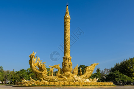 传统的柱子泰国蜡烛雕塑艺术刻图片