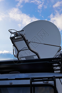 带有卫星天线的电视新闻车缆搜集蓝色的图片