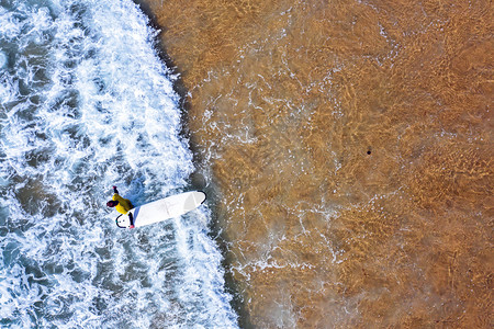 冒险海洋一个冲浪者在海上时被空中射图片