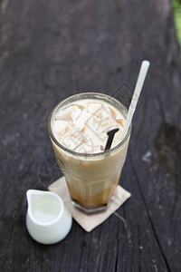 细节咖啡杯的糖浆请在园中用木头放一棵树上奶油美味的图片