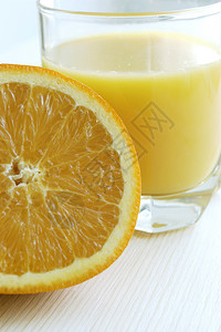 新鲜的明亮木制杯子里橙汁木本上鲜果子图片