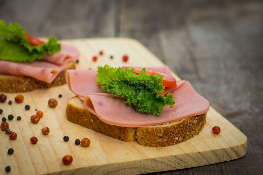 美味的火腿三明治木质纹身背景晚餐新鲜的午图片