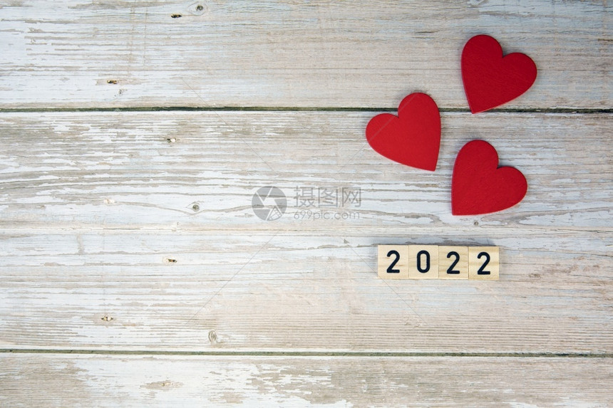 信息平板卡片情人节符号背景20年和木制背景上的红心带有复制空间顶视图平面的浪漫设计情人节概念背景空间文本情人节符号背景带有复制空图片