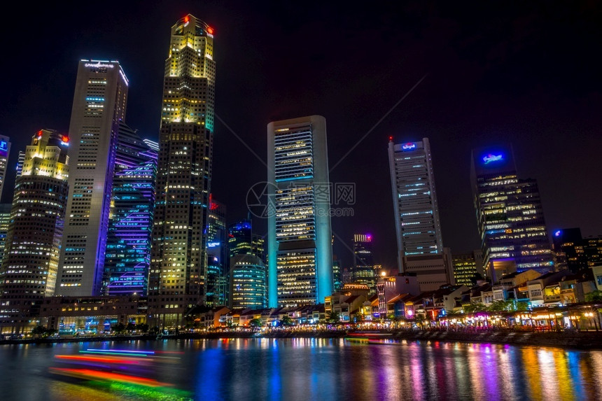 新加坡与咖啡馆和摩天大楼在新加坡与Skycrapers的Quay夜中欢乐船水天堂建造图片